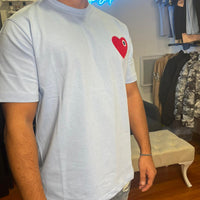 Himmelblaues rotes Herz-T-Shirt