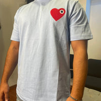 Himmelblaues rotes Herz-T-Shirt