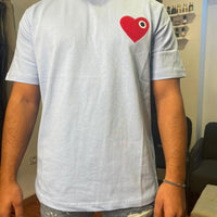 Himmelblaues rotes Herz-T-Shirt